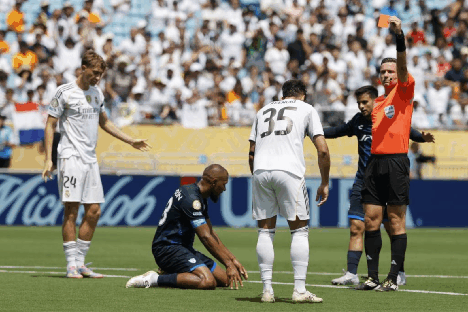 Real Madrid : Courtois recadre Asensio après son carton rouge