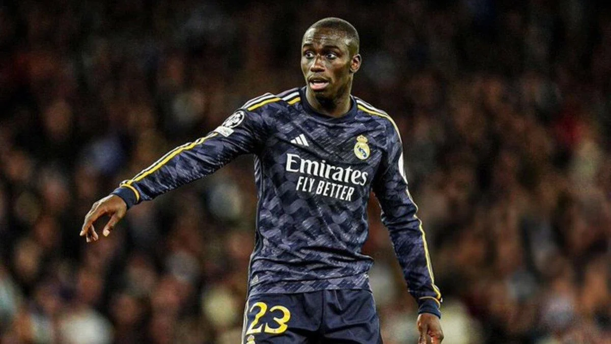 Florentino Pérez fixe le prix de Ferland Mendy… et c’est une surprise ! 2 Florentino Pérez fixe le prix de Ferland Mendy… et c’est une surprise !