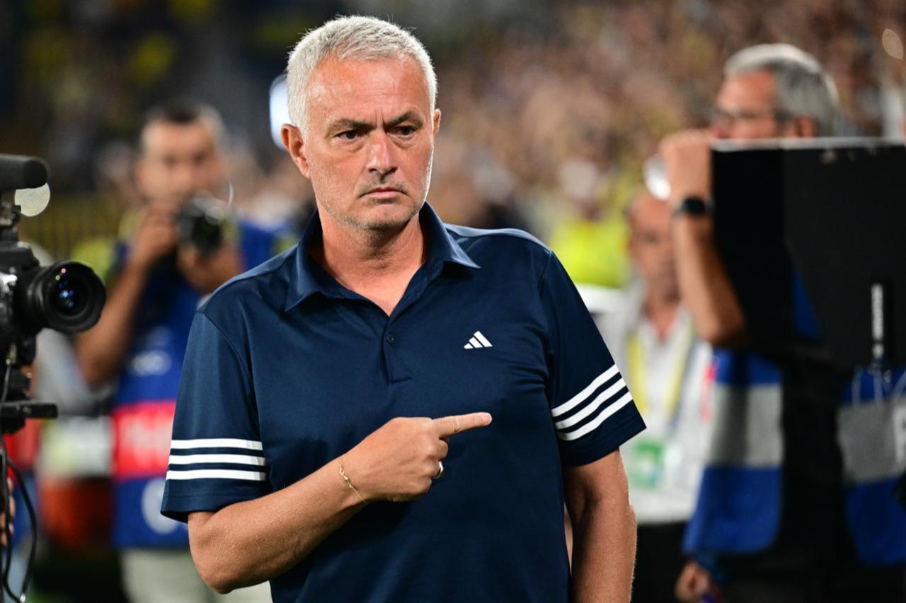 Coup de tonnerre en Turquie : Fenerbahçe limoge Mourinho