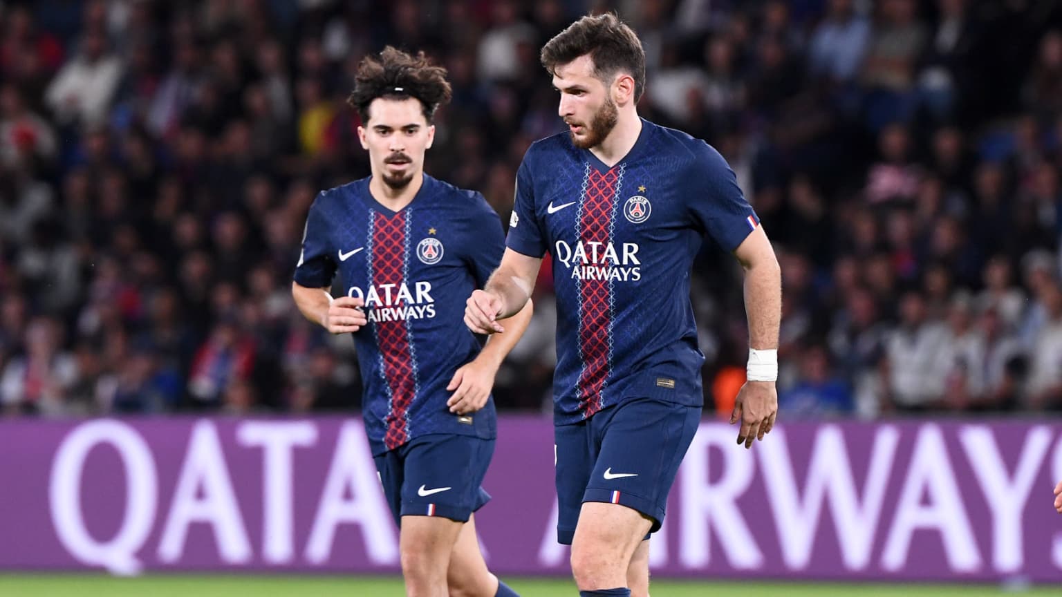 Vitinha et Khvicha KVARATSKHELIA lors du match de Ligue des champions PSG Atalanta le 29 09 2025 2146188