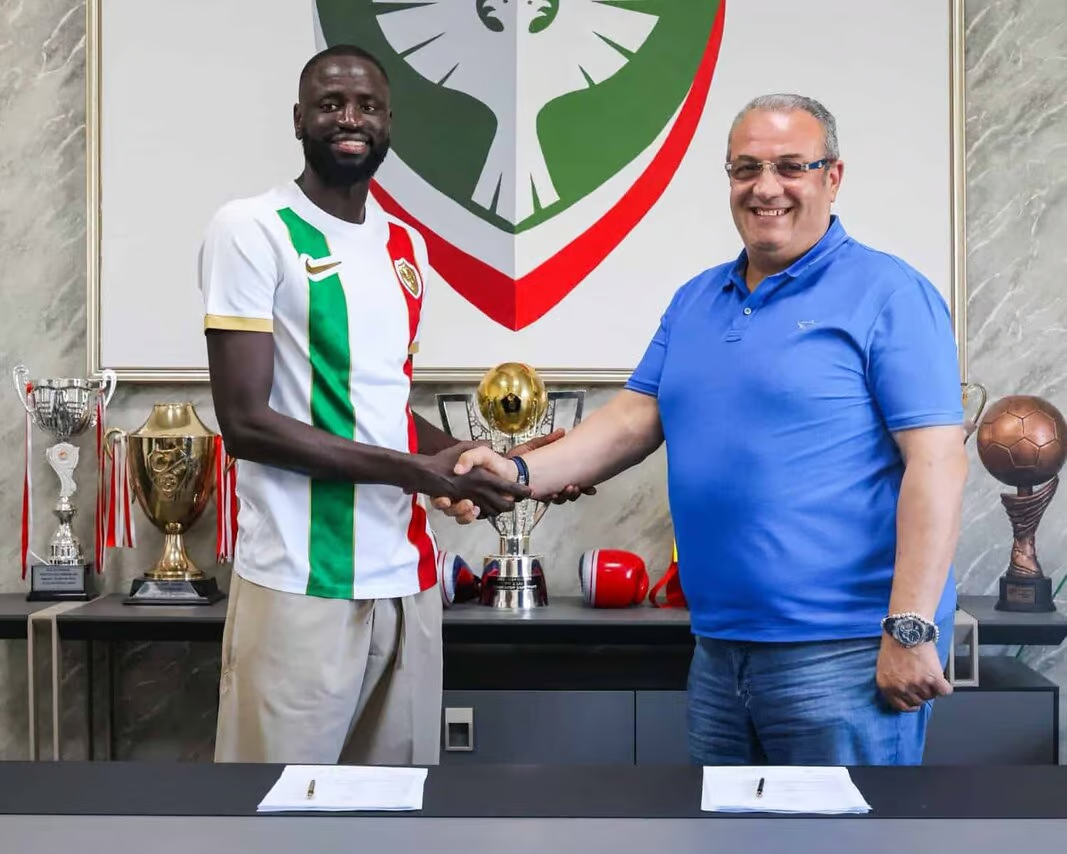 Cheikhou Kouyaté surprend tout le monde et signe dans un nouveau club