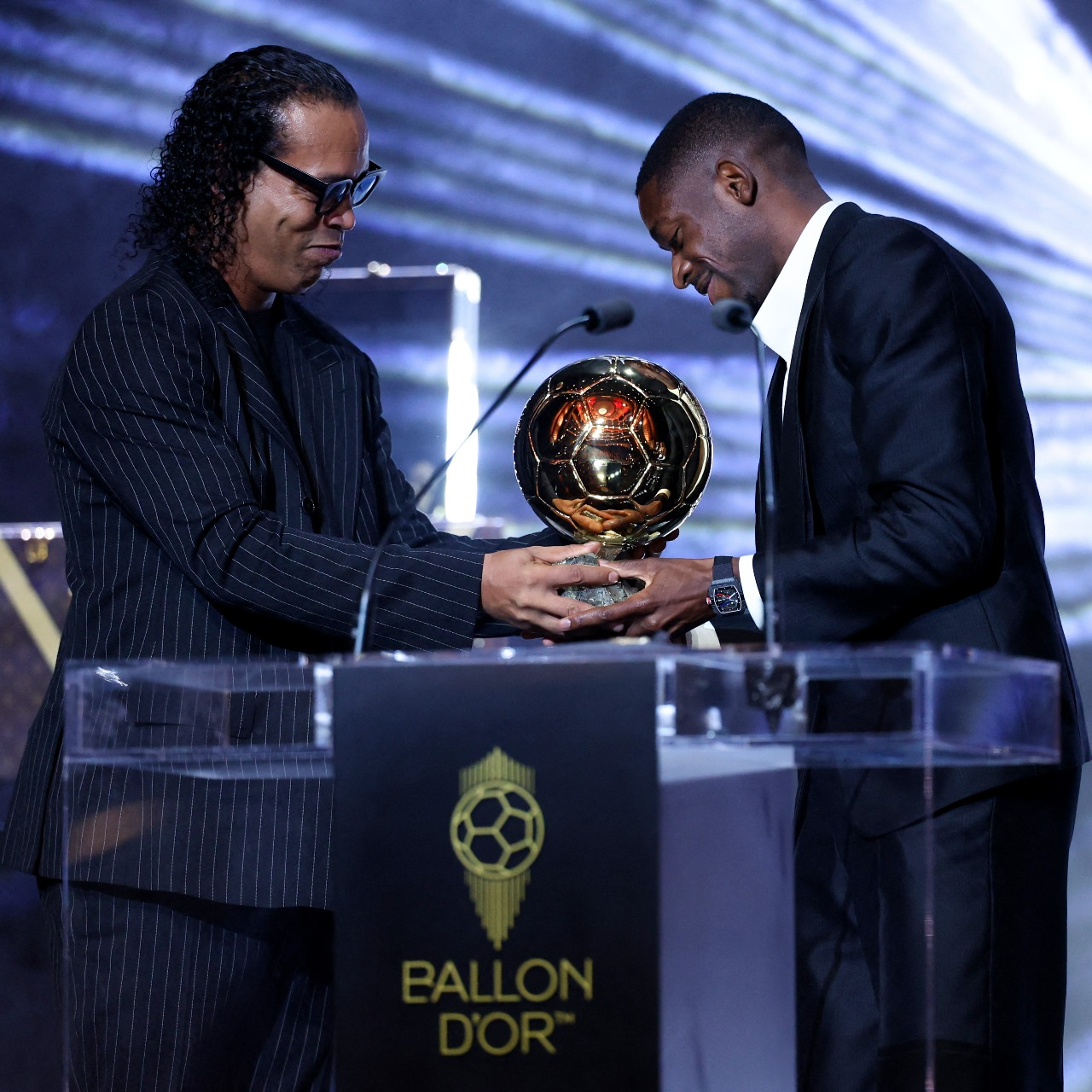 Ronaldinho réagit au Ballon d’Or d’Ousmane Dembélé : sa phrase fait le buzz