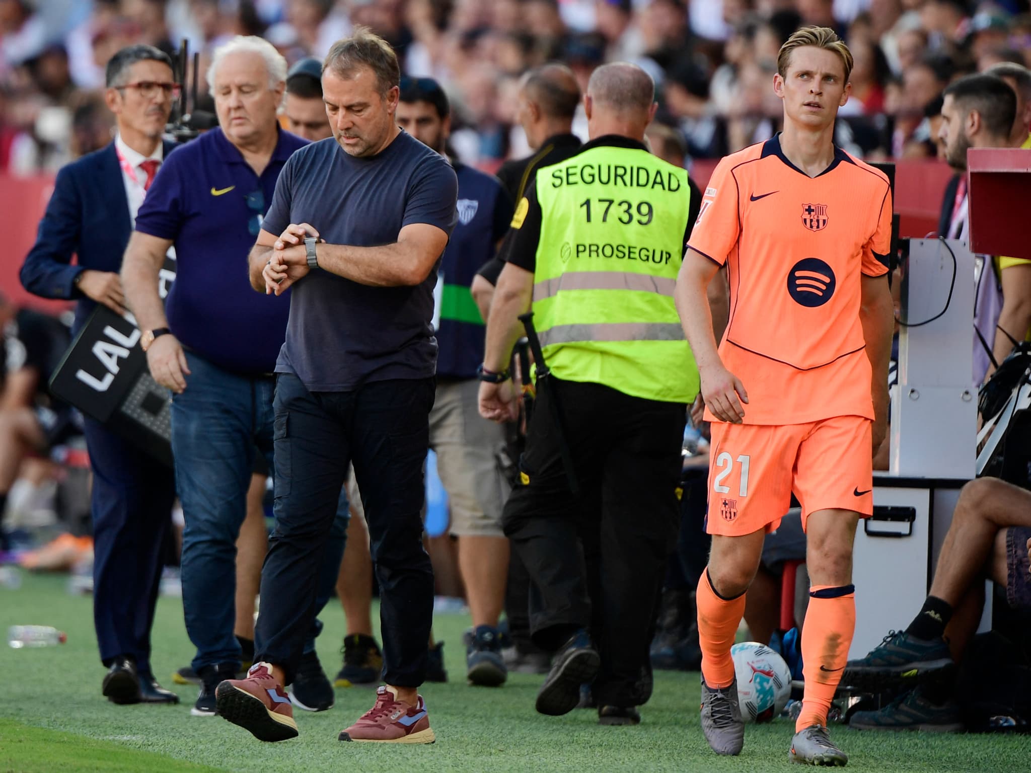 Hansi Flick et Frenkie De Jong depites par la defaite du Barca 5 octobre 2025 2149646