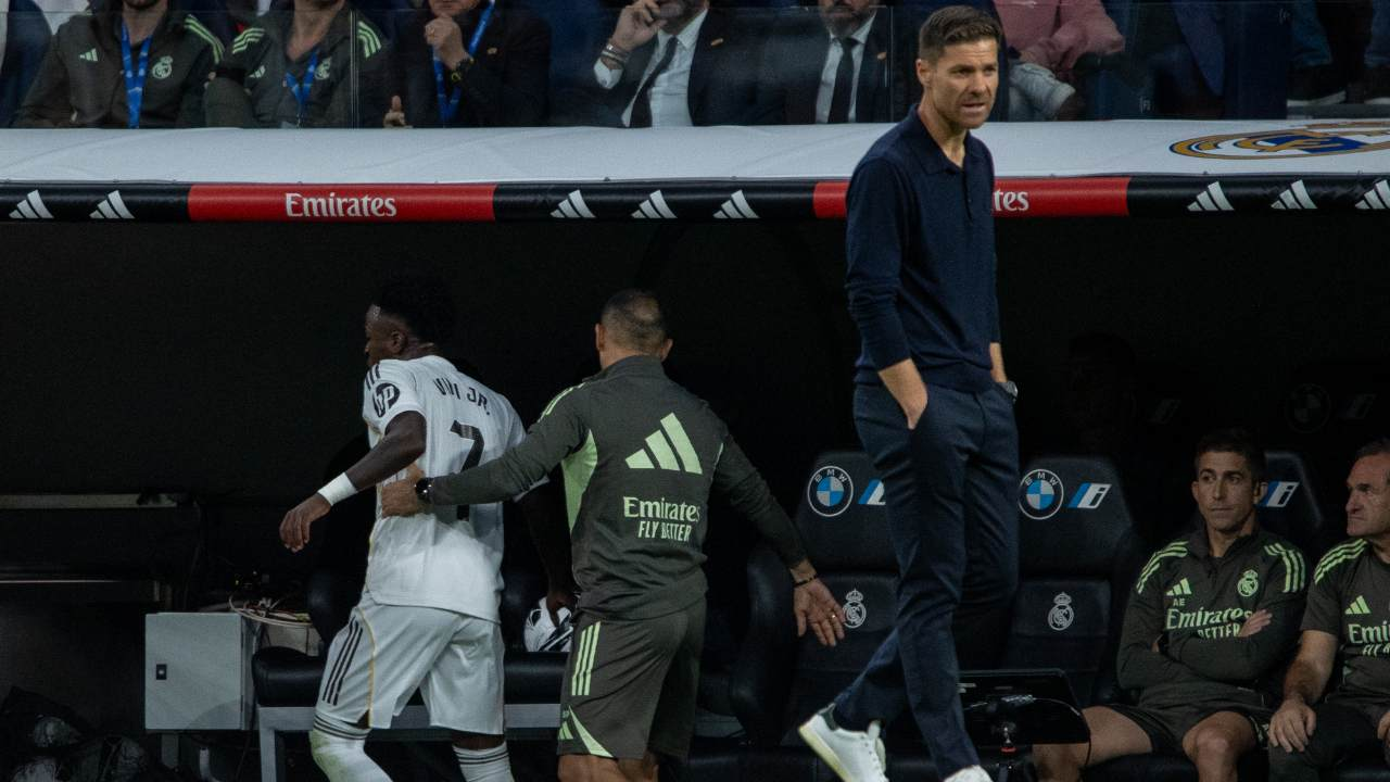 “Je quitte l’équipe !” — Vinícius aurait insulté Xabi Alonso après sa sortie contre le Barça
