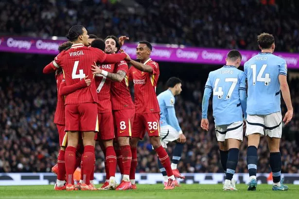 Manchester City vs Liverpool : Découvrez les 11 titulaires officiels !