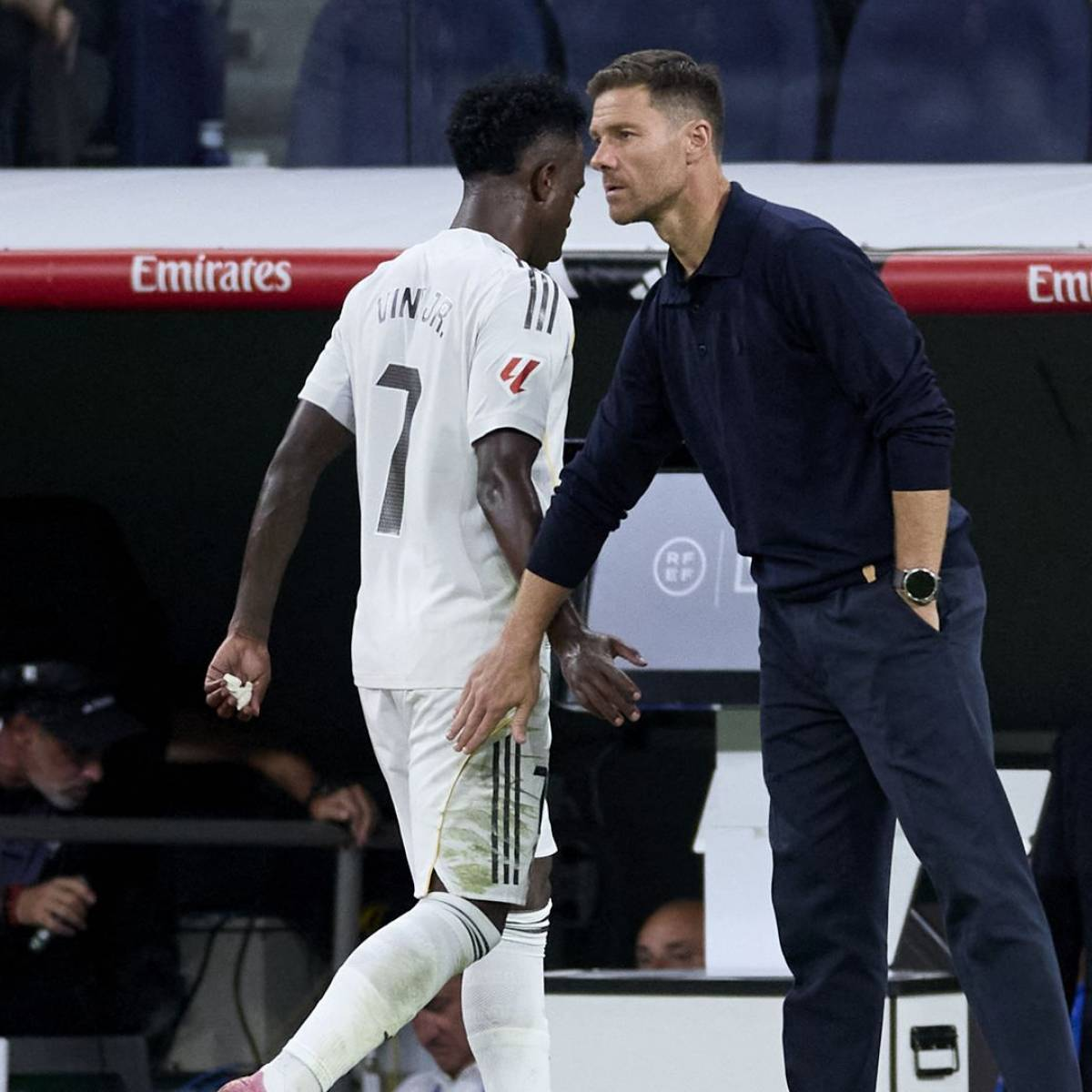 Vinicius Junior lance un piquant tacle à Xabi Alonso en pleine interview