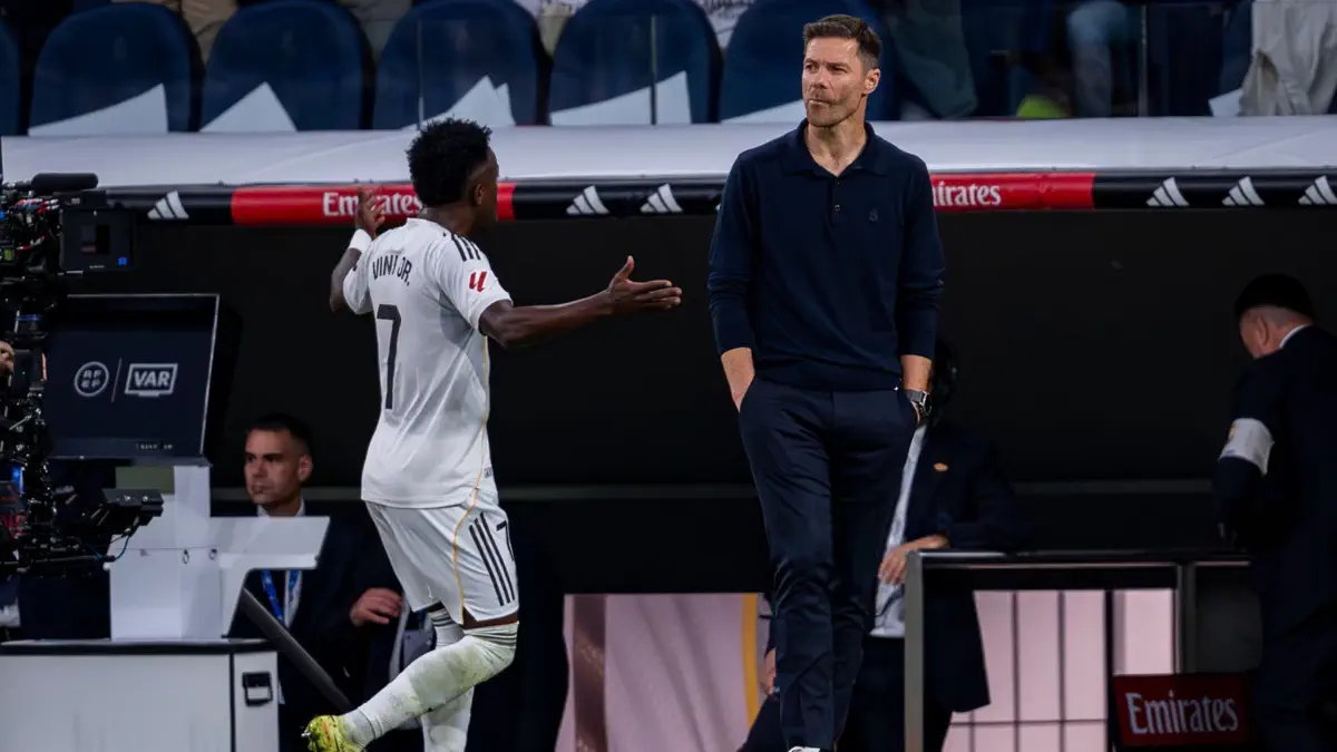 Vinicius Junior lance un piquant tacle à Xabi Alonso en pleine interview