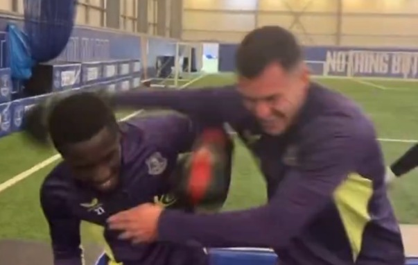 Everton : Gana Gueye et Michael Keane s’offrent un “combat de boxe” amical pour faire la paix ! (vidéo)