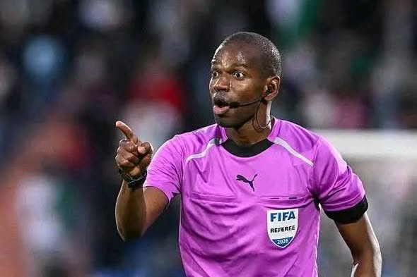 48 heures après le match, une séquence vidéo refait surface et place l’arbitre sénégalais Issa Sy au centre d’une vive polémique