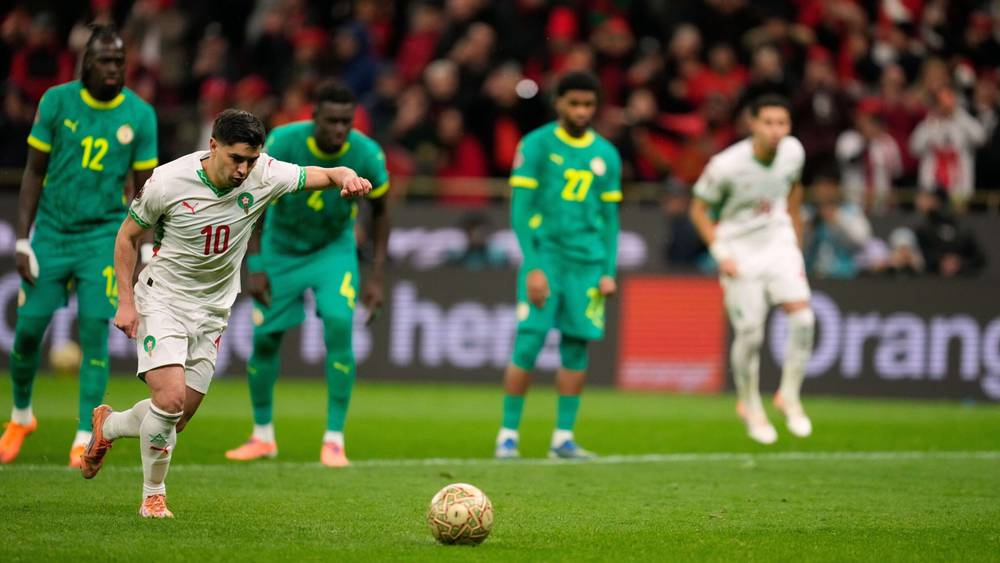 إلمالك ديوف يكشف عن حديثه مع إدوارد ميندي قبل تصدي ركلة الجزاء، بعد 16 يومًا من التتويج