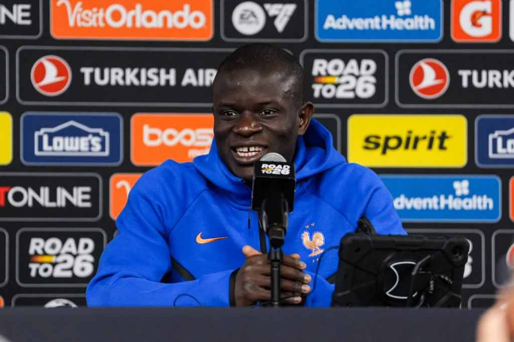À la veille de l’entrée en lice de l’équipe de France dans la Coupe du monde 2026, N’Golo Kanté s’est présenté en conférence de presse pour évoquer le choc attendu face au Sénégal.