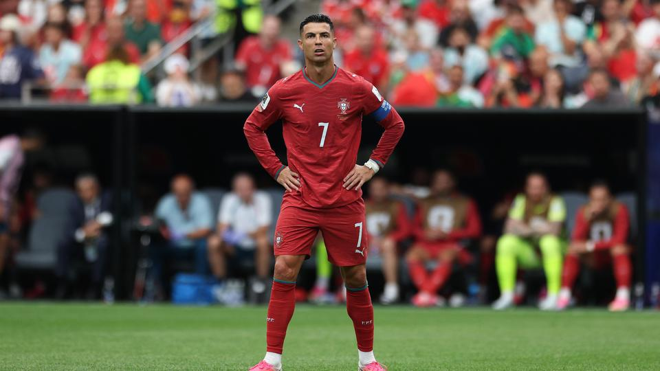 Thierry Henry reprende a Cristiano Ronaldo tras el empate contra la RDC