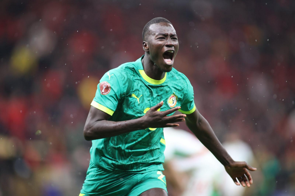 Zlatan Ibrahimović reacts to Pape Gueye's decisions