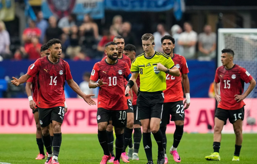 Furioso tras Argentina–Egipto, Arsène Wenger rompe el silencio